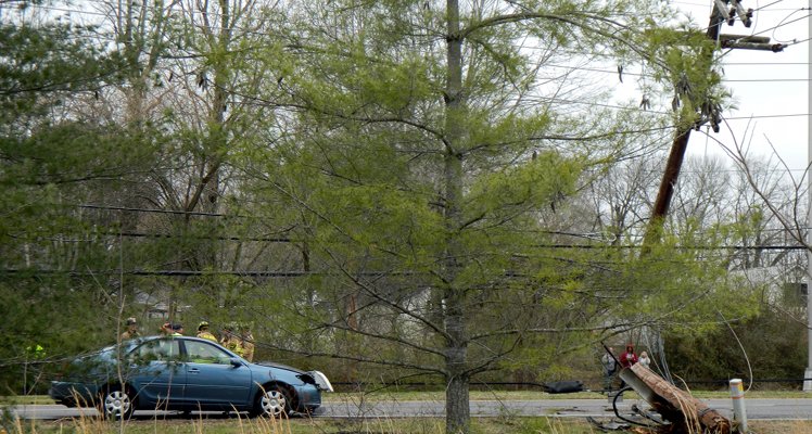More than 400 lose power after car crashes into utility pole on Lafayette