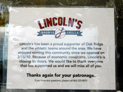 Lincoln's Sports Grille Closes Sign