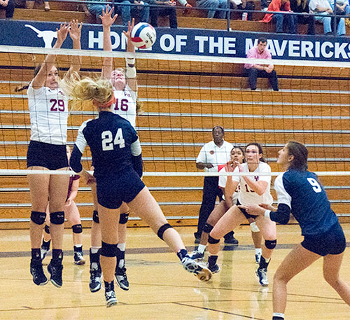 Lady Wildcats and Farragut Maddie Howell on Oct. 13, 2015