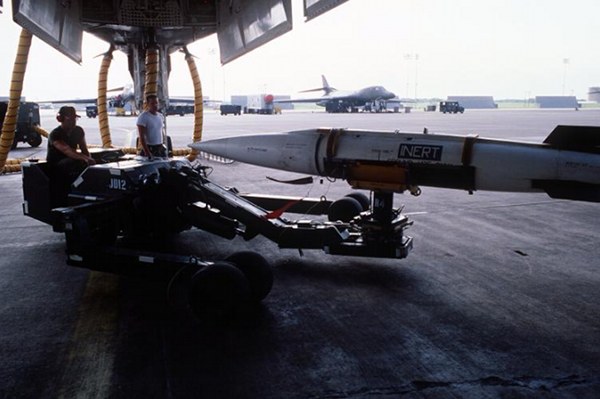 Short-Range-Attack-Missile-B-1B-Bomber-1987