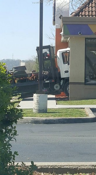 Truck-Into-Taco-Bell-March-22-2016