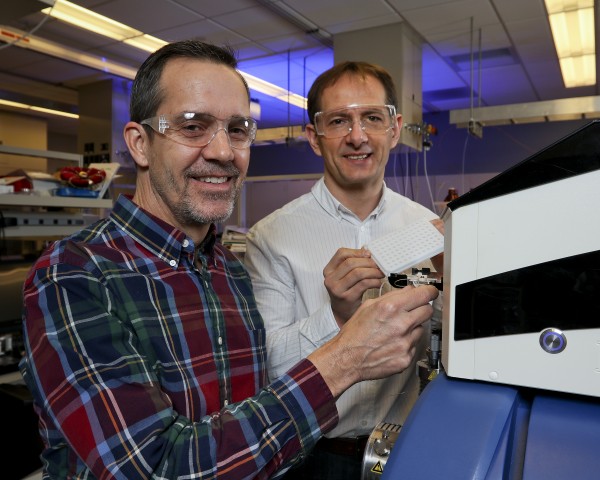 Oak Ridge National Laboratory’s Open Port Sampling Interfaces for Mass Spectrometry, invented by Gary Van Berkel (left) and Vilmos Kertesz, features simplicity and elegance. (Photo by ORNL)