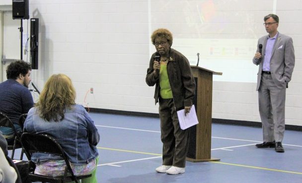Clara Chambles, who lives on South Benedict Avenue in Scarboro, supports the proposal to build the new Oak Ridge Preschool at Scarboro Park during a community meeting on Thursday, March 23, 2017. At right is Oak Ridge City Council member Rick Chinn. (Photo courtesy City of Oak Ridge)