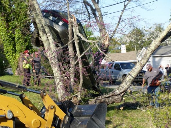 A Subaru Outback station wagon went off Delaware Avenue and appeared to have crashed into trees while airborne at a house at Dixie Lane on Thursday evening, April 13, 2017. (Photo by John Huotari/Oak Ridge Today)