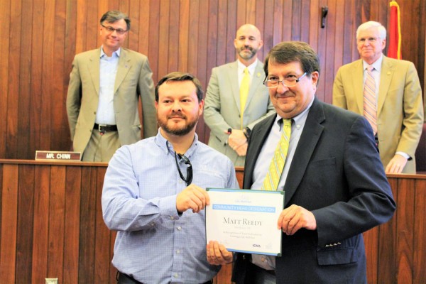 Matt Reedy, left, receives an official ICMA Community Hero certificate and letter from Oak Ridge City Manager Mark Watson, right. From left to right in background are Mayor Pro Tem Rick Chinn, Council member Jim Dodson, and Council member Kelly Callison. (Photo courtesy City of Oak Ridge)