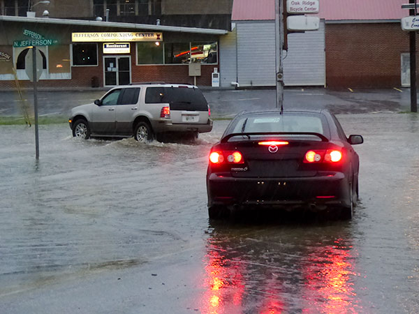 Oak-Ridge-Flooding-Vehicles-at-Jefferson-Avenue-North-Jefferson-Circle-April-22-2017
