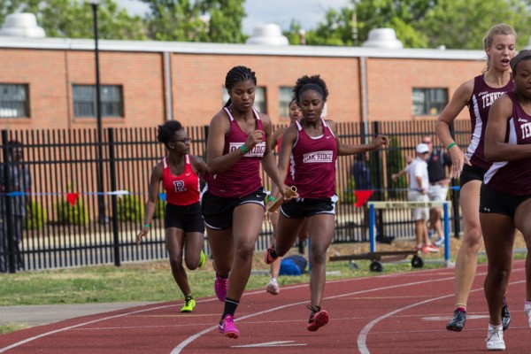 Oak Ridge sophomore Makiya Garrett, right, hands the baton to junior Shatyrah Copeland in the 4×200 meter relay at MTSU in Murfreesboro on Thursday, May 25, 2017, when the girls finished 12th out of 16 teams. (Photo by Kindell Moore)