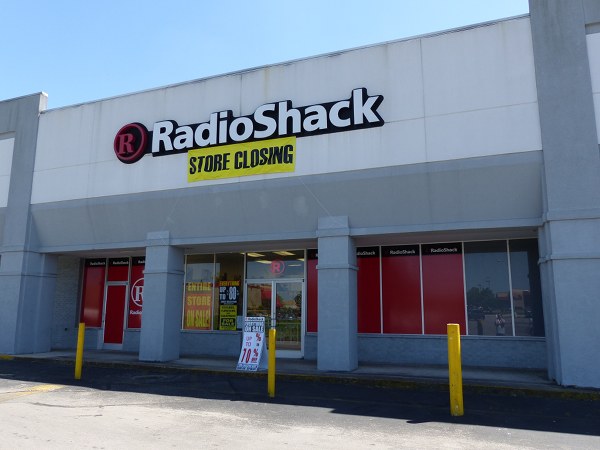 The Radio Shack store in Oak Ridge has posted a sign that it is closing. This photo was taken on Saturday, May 13, 2017. (Photo by John Huotari/Oak Ridge Today)