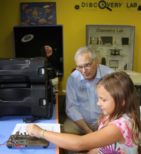 Amateur radio operator Jim Bogard helps children learn about amateur radio at the Children’s Museum of Oak Ridge. (Submitted photo)