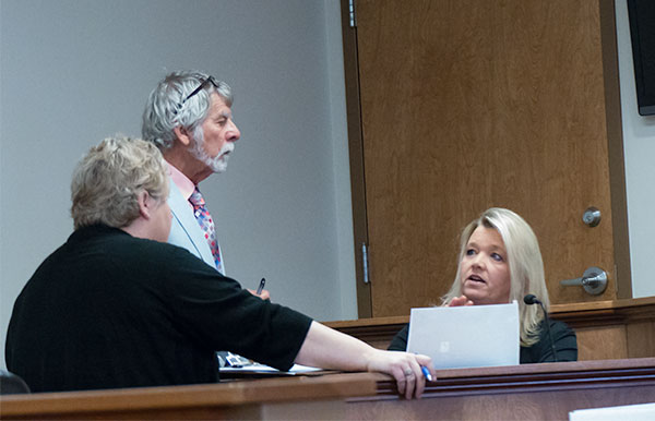Prosecutor Vickie Bannach and defense attorney Mike Ritter talk to witness Lori Tuten during a preliminary hearing for Noelle Leigh Patty in Anderson County General Sessions Court in Oak Ridge on Jan. 19, 2017. (Photo by John Huotari/Oak Ridge Today)
