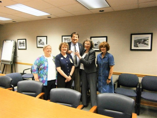 Kathy McNeilly, second from right, director of the Oak Ridge Public Library, and library employees presented a pair of solar eclipse glasses to City Manager Mark Watson, center, on Thursday, Aug. 10, 2017. Also pictured from left to right are Martha Lux, Teresa Fortney, and Elaine Keener. (Photo by City of Oak Ridge) 