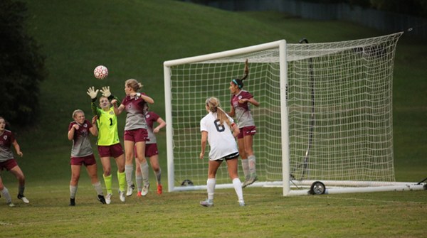 Oak Ridge junior goalkeeper Laura Snyder (1) is pictured at center at Farragut on Wednesday, Sept. 13, 2017. (Photo by Luther Simmons)