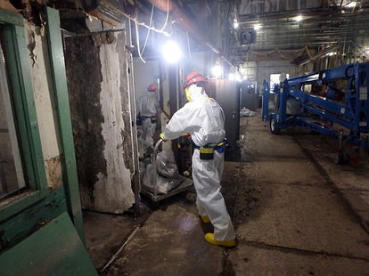 Crews remove materials from Building 7500, a former research reactor at Oak Ridge National Laboratory. (Photo courtesy DOE Office of Environmental Management).