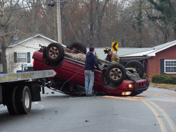 One person was injured in a single-vehicle rollover crash on Georgia Avenue late Thursday afternoon, Nov. 30, 2017, authorities said. (Photo by John Huotari/Oak Ridge Today)