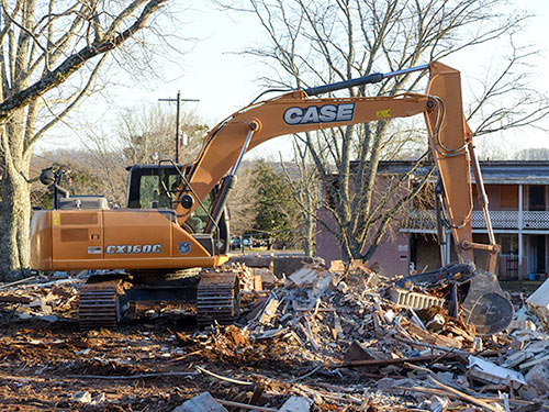 Demolition work by Brady Excavating and Demolition of Crab Orchard, Tenn., was under way on Thursday afternoon, Jan. 25, 2018, at an Applewood Apartments building on Hunter Circle in the Highland View neighborhood in Oak Ridge. (Photo by John Huotari/Oak Ridge Today) 