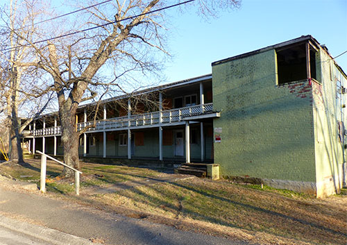 Demolition work by Brady Excavating and Demolition of Crab Orchard, Tenn., was under way on Thursday afternoon, Jan. 25, 2018, at an Applewood Apartments building on Hunter Circle in the Highland View neighborhood in Oak Ridge. Here is a remaining building that has not been demolished. (Photo by John Huotari/Oak Ridge Today) 