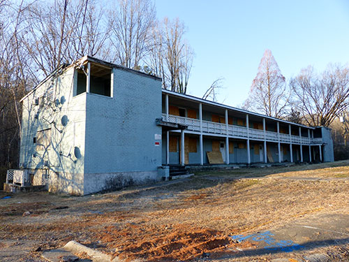 Demolition work by Brady Excavating and Demolition of Crab Orchard, Tenn., was under way on Thursday afternoon, Jan. 25, 2018, at an Applewood Apartments building on Hunter Circle in the Highland View neighborhood in Oak Ridge. Here is a remaining building that has not been demolished. (Photo by John Huotari/Oak Ridge Today)