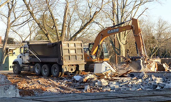 Demolition work by Brady Excavating and Demolition of Crab Orchard, Tenn., was under way on Thursday afternoon, Jan. 25, 2018, at an Applewood Apartments building on Hunter Circle in the Highland View neighborhood in Oak Ridge. (Photo by John Huotari/Oak Ridge Today)
