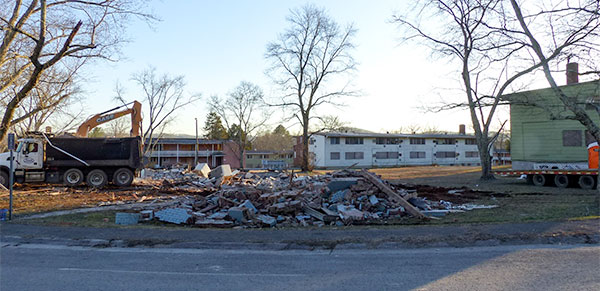 Demolition work by Brady Excavating and Demolition of Crab Orchard, Tenn., was under way on Thursday afternoon, Jan. 25, 2018, at an Applewood Apartments building on Hunter Circle in the Highland View neighborhood in Oak Ridge. (Photo by John Huotari/Oak Ridge Today)