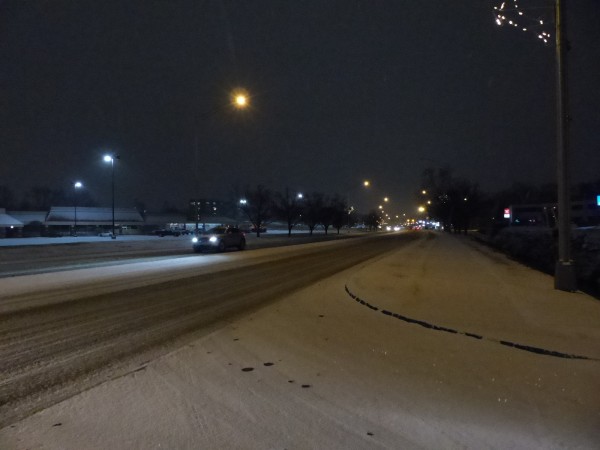 South Illinois Avenue, pictured here near Oak Ridge Turnpike, is snow-covered and slippery on Tuesday evening, Jan. 16, 2018. (Photo by John Huotari/Oak Ridge Today)