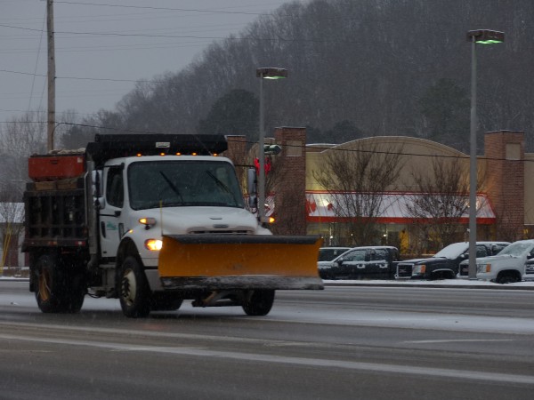 An Oak Ridge Public Works Department snow truck is pictured on South Illinois Avenue on Tuesday afternoon, Jan. 16, 2018. (Photo by John Huotari/Oak Ridge Today)