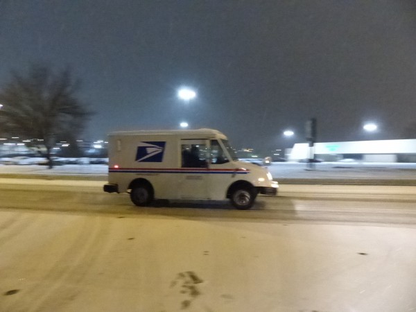 A U.S. Postal Service mail truck is pictured on the snow-covered South Illinois Avenue near Oak Ridge Turnpike on Tuesday evening, Jan. 16, 2018. (Photo by John Huotari/Oak Ridge Today)