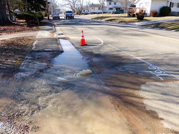 A broken water line was reported on East Tennessee Avenue just east of Georgia Avenue on Saturday, Jan. 6, 2018. (Photo by John Huotari/Oak Ridge Today)