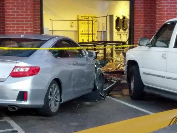 At least one person was injured after a vehicle was reported to have crashed into the Maytag Laundry near South Illinois Avenue in central Oak Ridge on Tuesday evening, Sept. 18, 2018. (Photo by John Huotari/Oak Ridge Today)