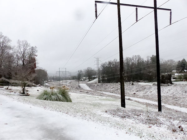 Many roads in Oak Ridge were covered by a wet, slushy snow on Sunday morning, Dec. 9, 2018, and some were slippery even when they appeared relatively clear. Pictured above is the view looking south toward North Illinois Avenue from West Outer Drive. (Photo by John Huotari/Oak Ridge Today)
