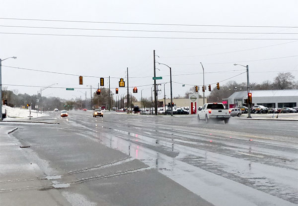 Many roads in Oak Ridge were covered by a wet, slushy snow on Sunday morning, Dec. 9, 2018, and some were slippery even when they appeared relatively clear. Pictured above is Oak Ridge Turnpike at Illinois Avenue. (Photo by John Huotari/Oak Ridge Today)